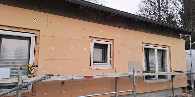 Fassadendämmung mit montierten WDVS-Dämmplatten an einem Einfamilienhaus in Görlitz, ausgeführt von GravisBau