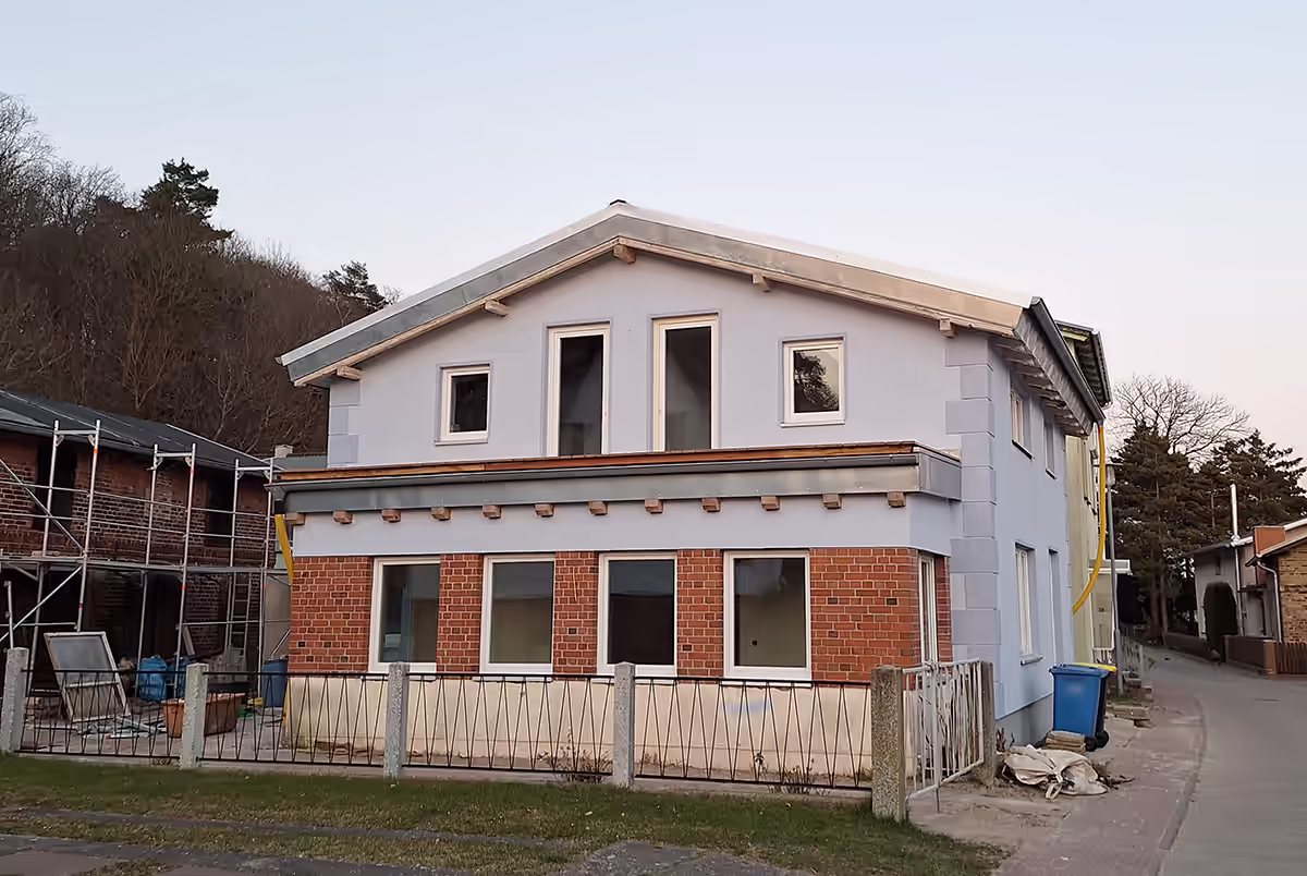 Fassadensanierung mit WDVS an einem Wohnhaus in Lietzow auf Rügen, kombiniert mit sichtbarem Klinkersockel