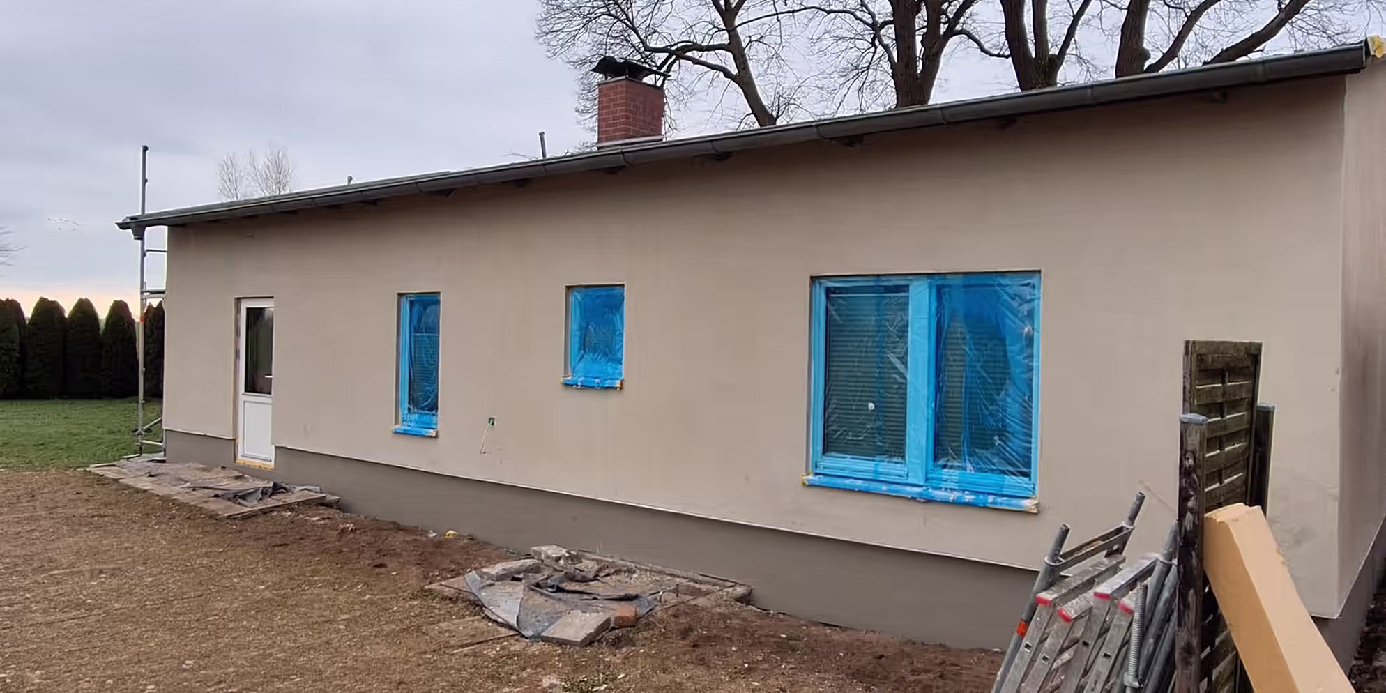 Fassade eines Einfamilienhauses mit frisch ausgeführtem Außenputz