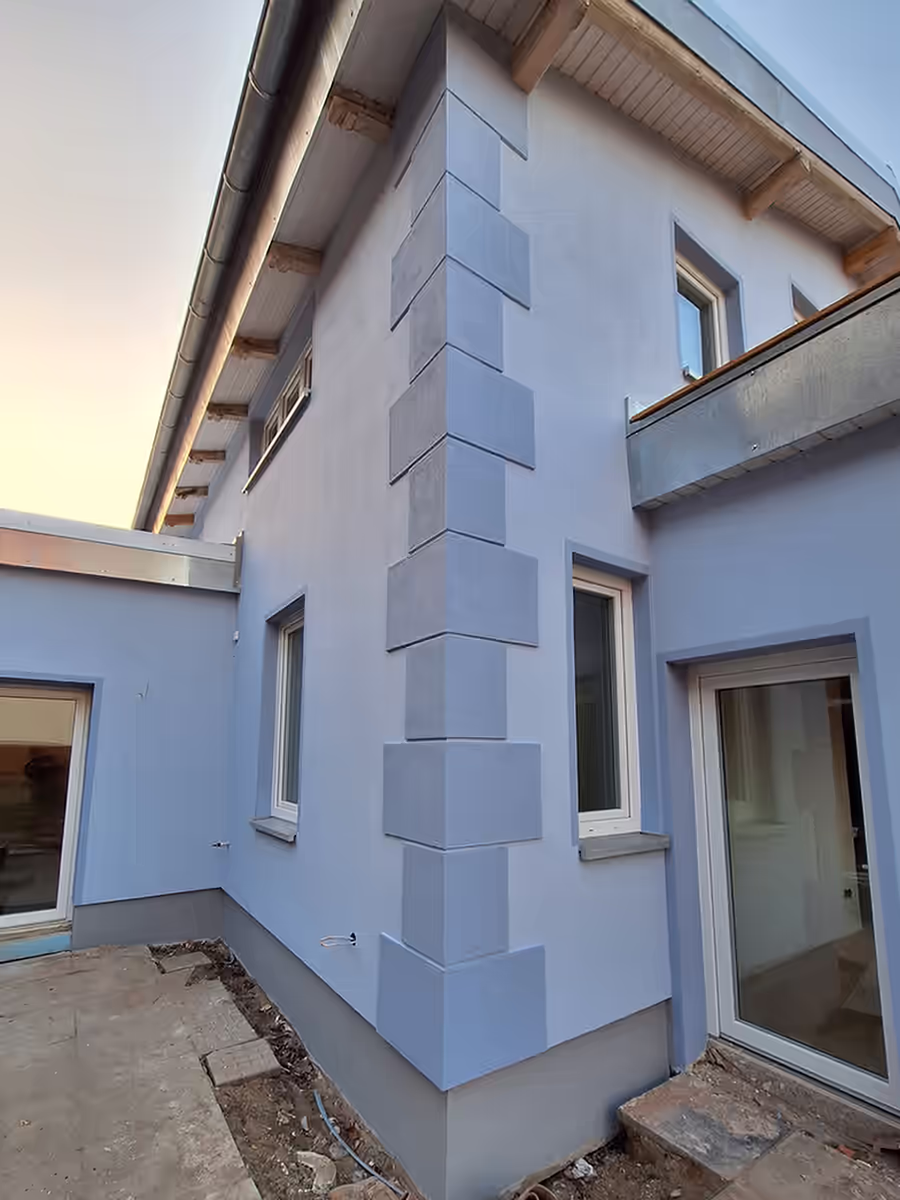 WDVS-Fassade mit farbiger Gestaltung an modernem Einfamilienhaus in Dresden und Görlitz