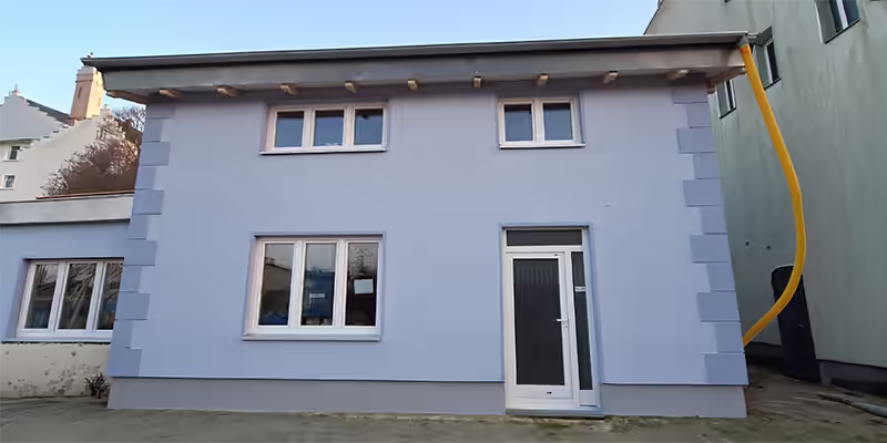 WDVS-Fassade an modernem Anbau – Fassadendämmung in Dresden und Görlitz